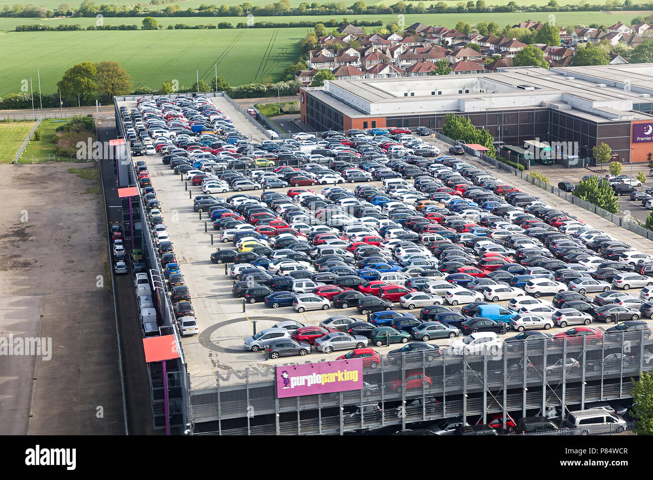 Voitures dans l'entreposage à Purple Parking, garage situé près de l'antenne de Heathrow, Londres, UK Banque D'Images