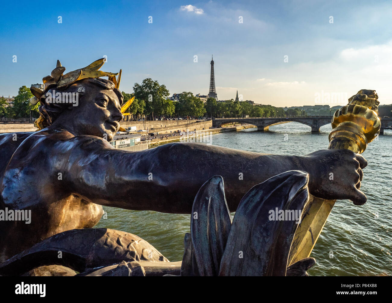 Le Pont Alexandre III est le plus élégant de Paris, grandiose et somptueux pont. Il est l'un des plus beaux passages de la rivière Banque D'Images