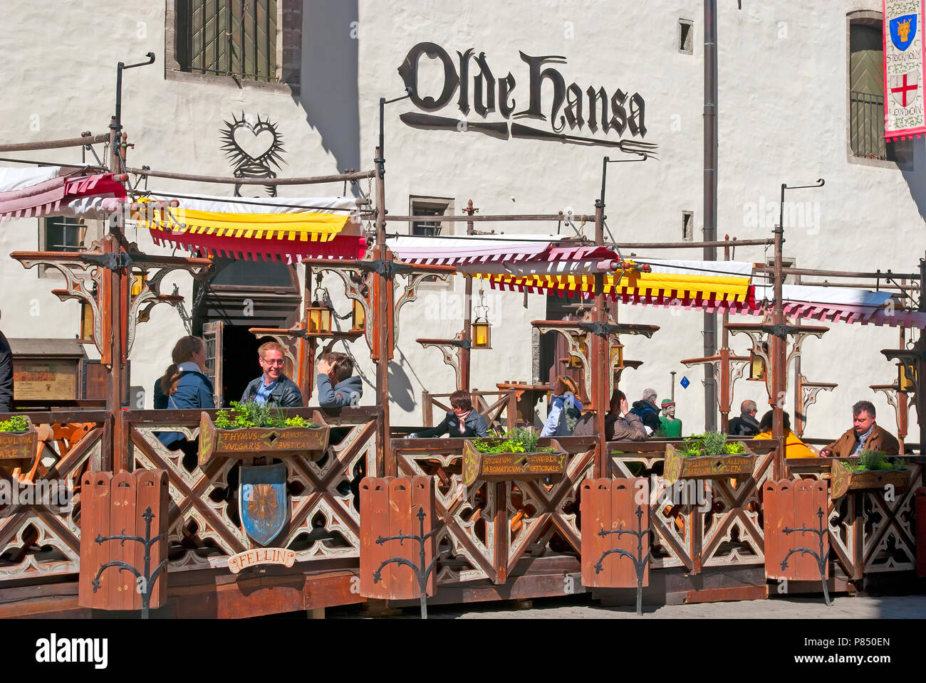 TALLINN, ESTONIE - 1 mai 2011 : Open air café près de la place de l'Hôtel de ville dans le centre de Tallinn (vieille ville) Banque D'Images