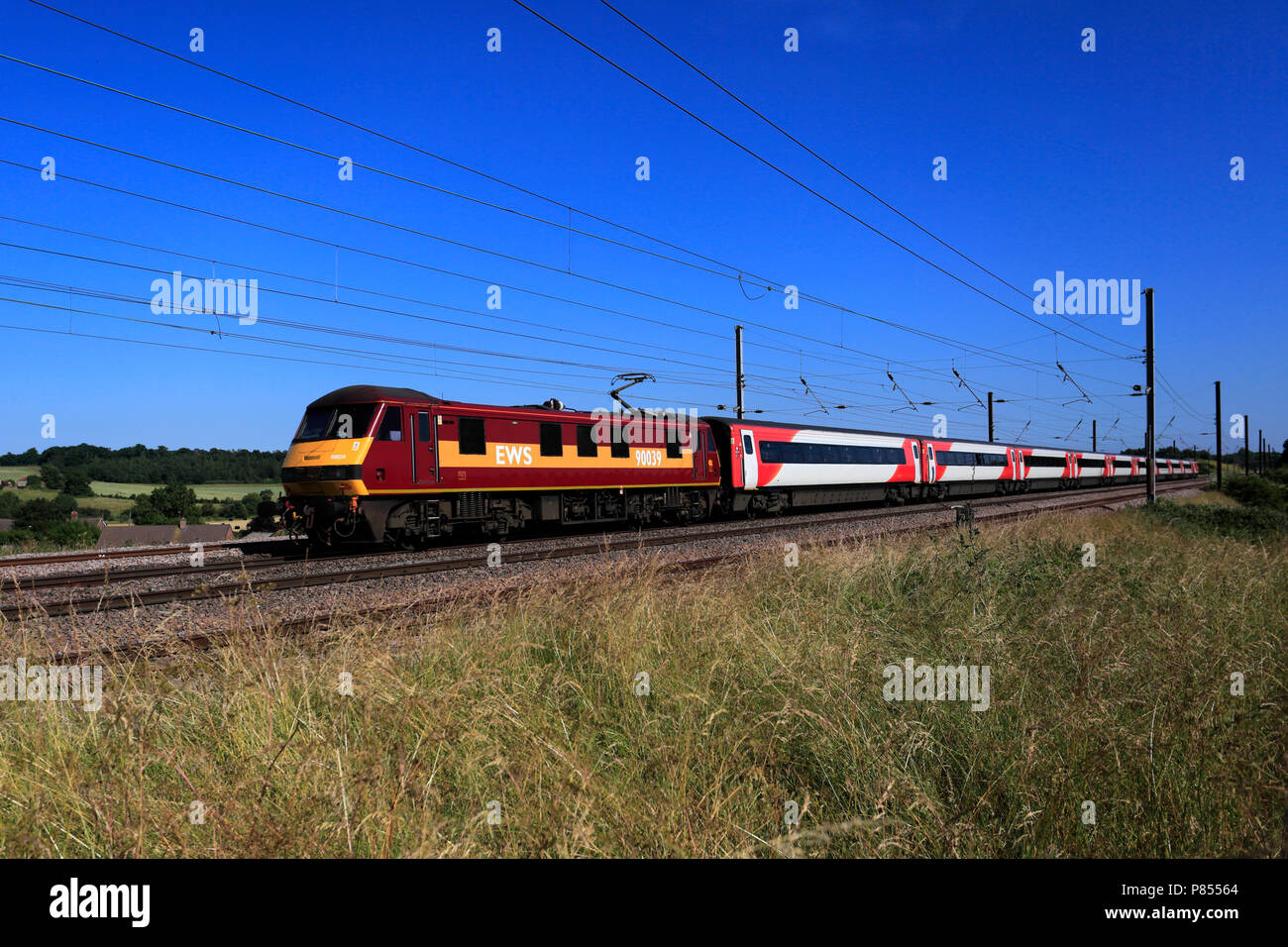 90039 EWS Virgin Trains tirant les chariots, les East Coast Main Line Railway, Peterborough (Cambridgeshire, Angleterre, RU Banque D'Images