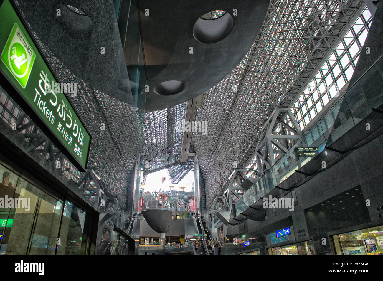 Intérieur de la gare de Kyoto. La gare de Kyoto est une grande gare et centre de transport et le deuxième plus grand bâtiment de station au Japon. Banque D'Images