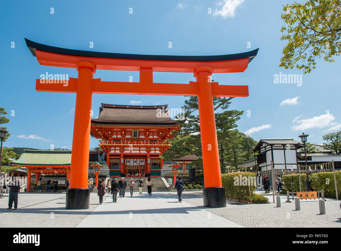 Entrée de Fushimi Inari Taisha à Kyoto, au Japon. Le long du chemin principal il y a plus de 10000 torii gates. Banque D'Images