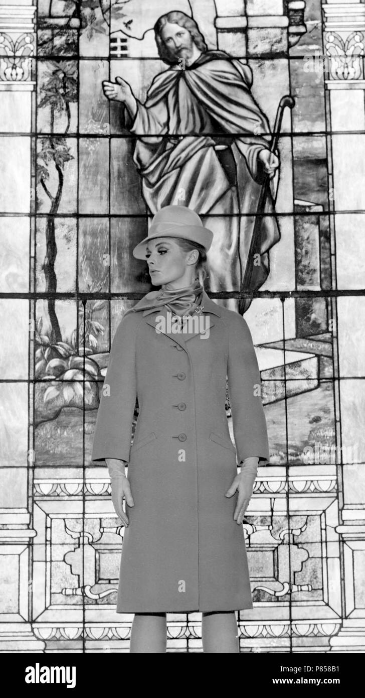 Jésus regarde vers le bas sur une femme à la très à la mode, ca. 1965 Banque D'Images