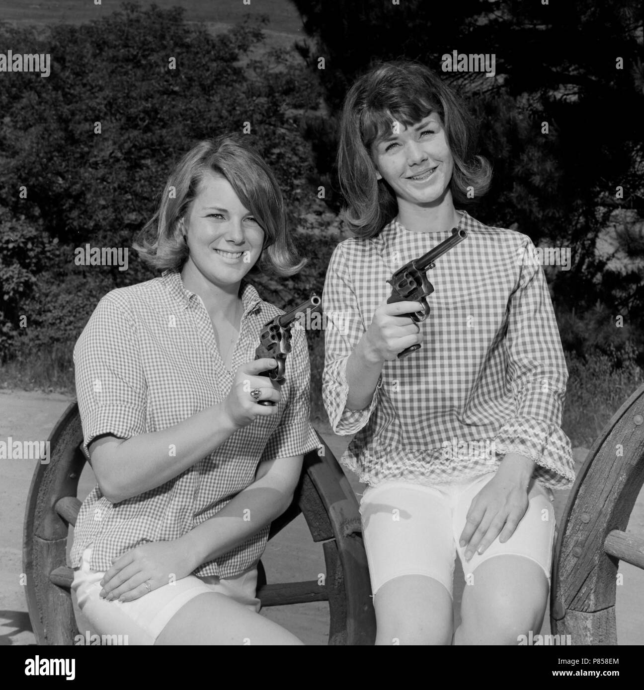 Deux jeunes femmes occupent des revolvers pour rodeo photographie publicité en Californie, ca. 1964 Banque D'Images