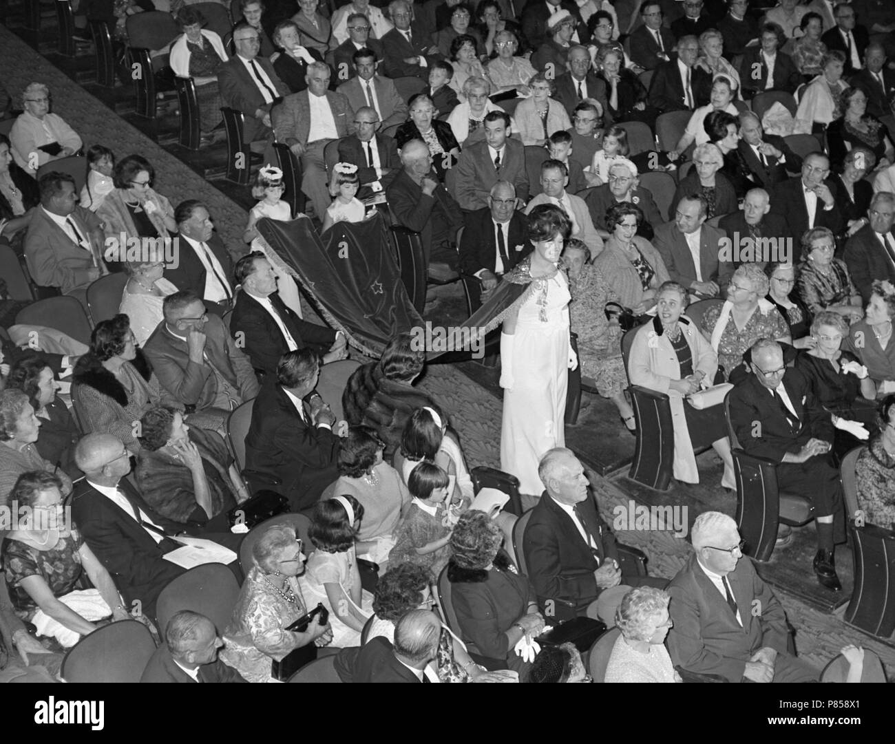 Un concours de beauté participant marche dans l'allée dans le Kansas, ca. 1965. Banque D'Images