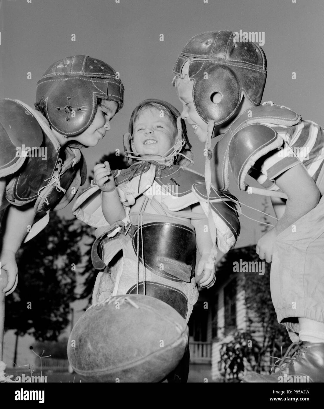 Les jeunes garçons semblent être prêtes à jouer au football, ca. 1949. Banque D'Images