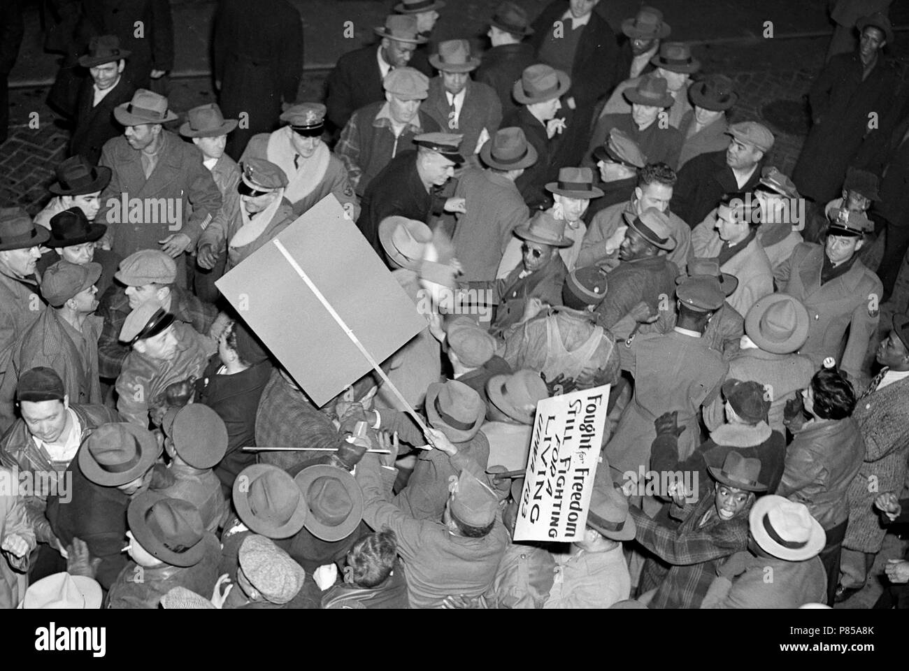 Une bagarre éclate au cours d'une grève dans une usine de conditionnement de viande de Kansas City, ca. 1946. Banque D'Images