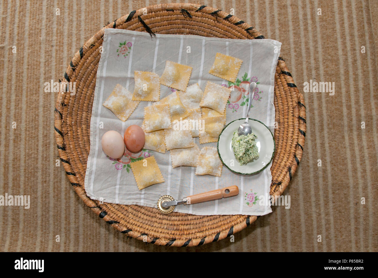 Raviolis italiens avec des ingrédients sur la table. vue horizontale à partir de ci-dessus, la Sardaigne, Italie Banque D'Images
