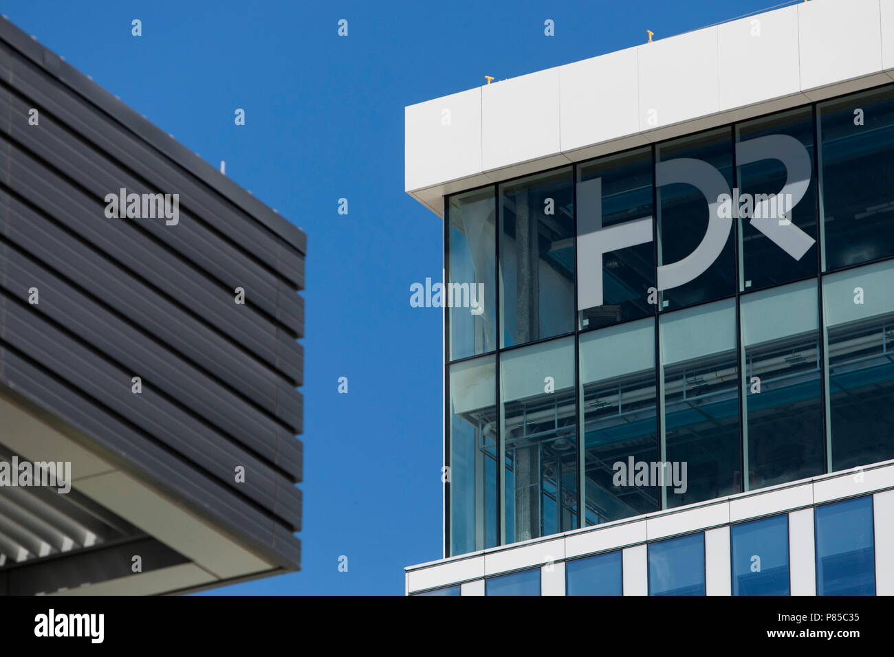 Un logo affiche à l'extérieur du futur siège de HDR, Inc., à Omaha, Nebraska, le 1 juillet 2018. Banque D'Images