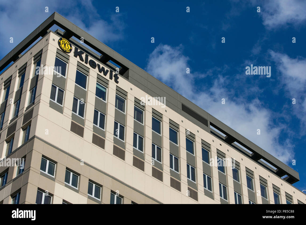 Un logo affiche à l'extérieur de Kiewit Plaza, le siège de la société Kiewit et Berkshire Hathaway Inc., à Omaha, Nebraska, le 1 juillet 2018. Banque D'Images