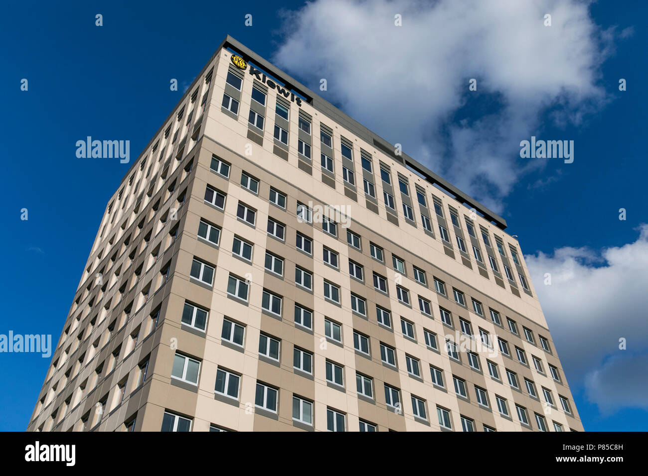 Un logo affiche à l'extérieur de Kiewit Plaza, le siège de la société Kiewit et Berkshire Hathaway Inc., à Omaha, Nebraska, le 1 juillet 2018. Banque D'Images