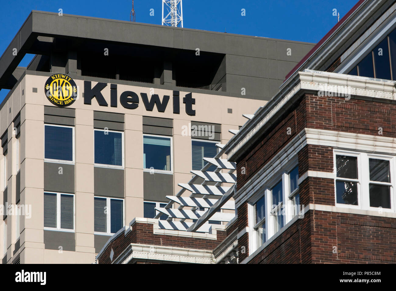 Un logo affiche à l'extérieur de Kiewit Plaza, le siège de la société Kiewit et Berkshire Hathaway Inc., à Omaha, Nebraska, le 1 juillet 2018. Banque D'Images