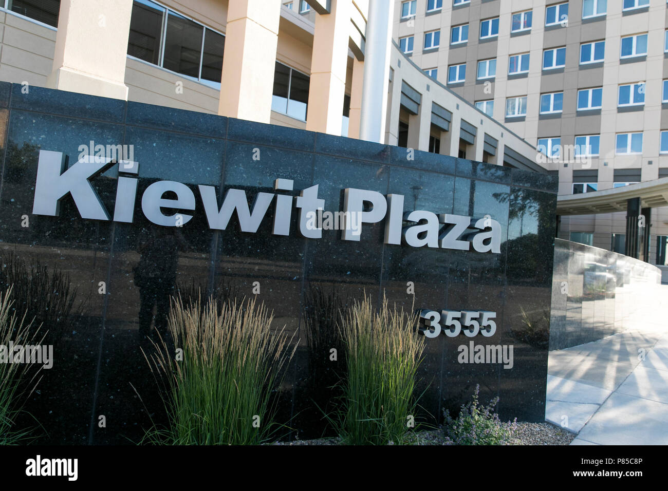 Un logo affiche à l'extérieur de Kiewit Plaza, le siège de la société Kiewit et Berkshire Hathaway Inc., à Omaha, Nebraska, le 1 juillet 2018. Banque D'Images