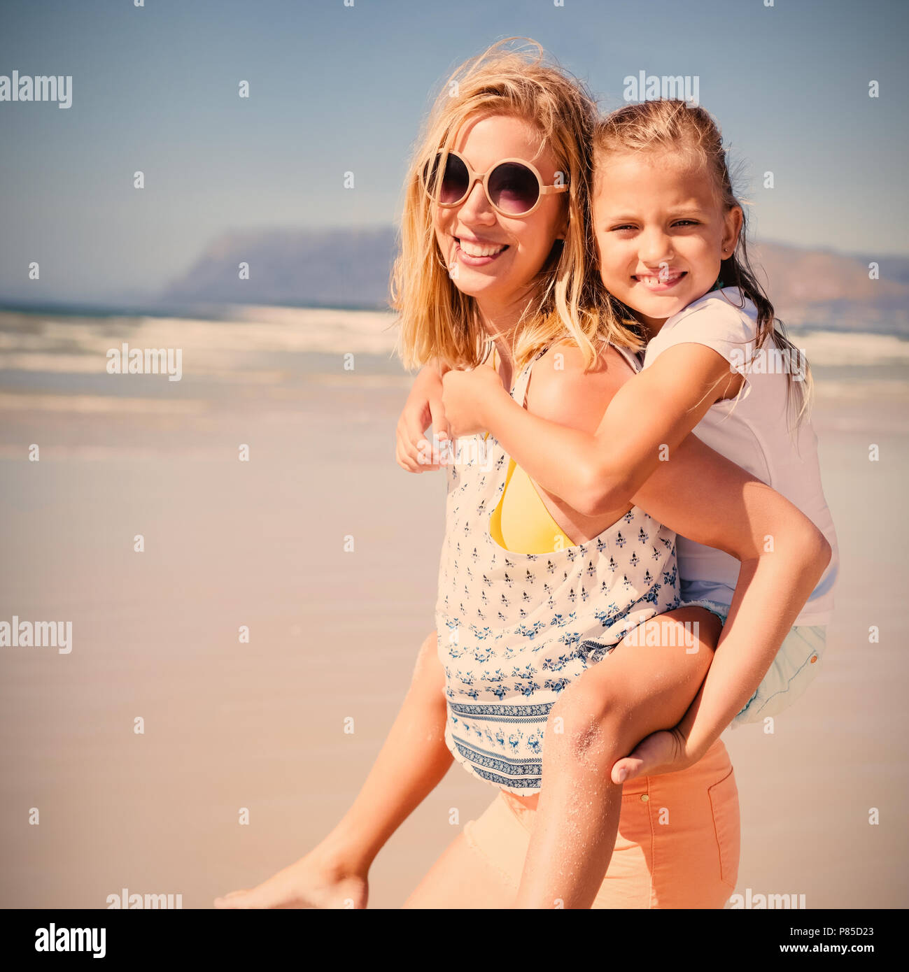 Portrait of happy mother usurpation de sa fille à la plage Banque D'Images
