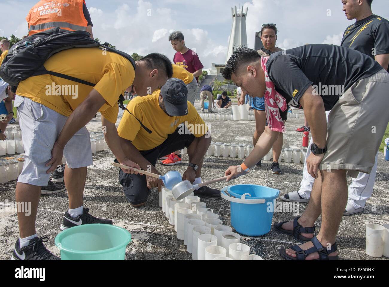 180622-N-GG858-0073 Okinawa, Japon (22 juin 2018) marins place des bougies à Okinawa, Parc de la paix au cours de la lampe de la paix, de l'événement du 22 juin 2018. Plus de 30 bénévoles de l'US Navy placés avec soin des milliers de bougies à la cérémonie dans le parc de la ville, 22 juin Itoman, d'honorer les plus de 250 000 japonais et américains ont perdu la vie pendant la bataille d'Okinawa, le troisième plus meurtrière bataille jamais livrée par les membres de services américain. U.S. Navy photo by Mass Communication Specialist 2e classe Matthew Dickinson (libéré). () Banque D'Images