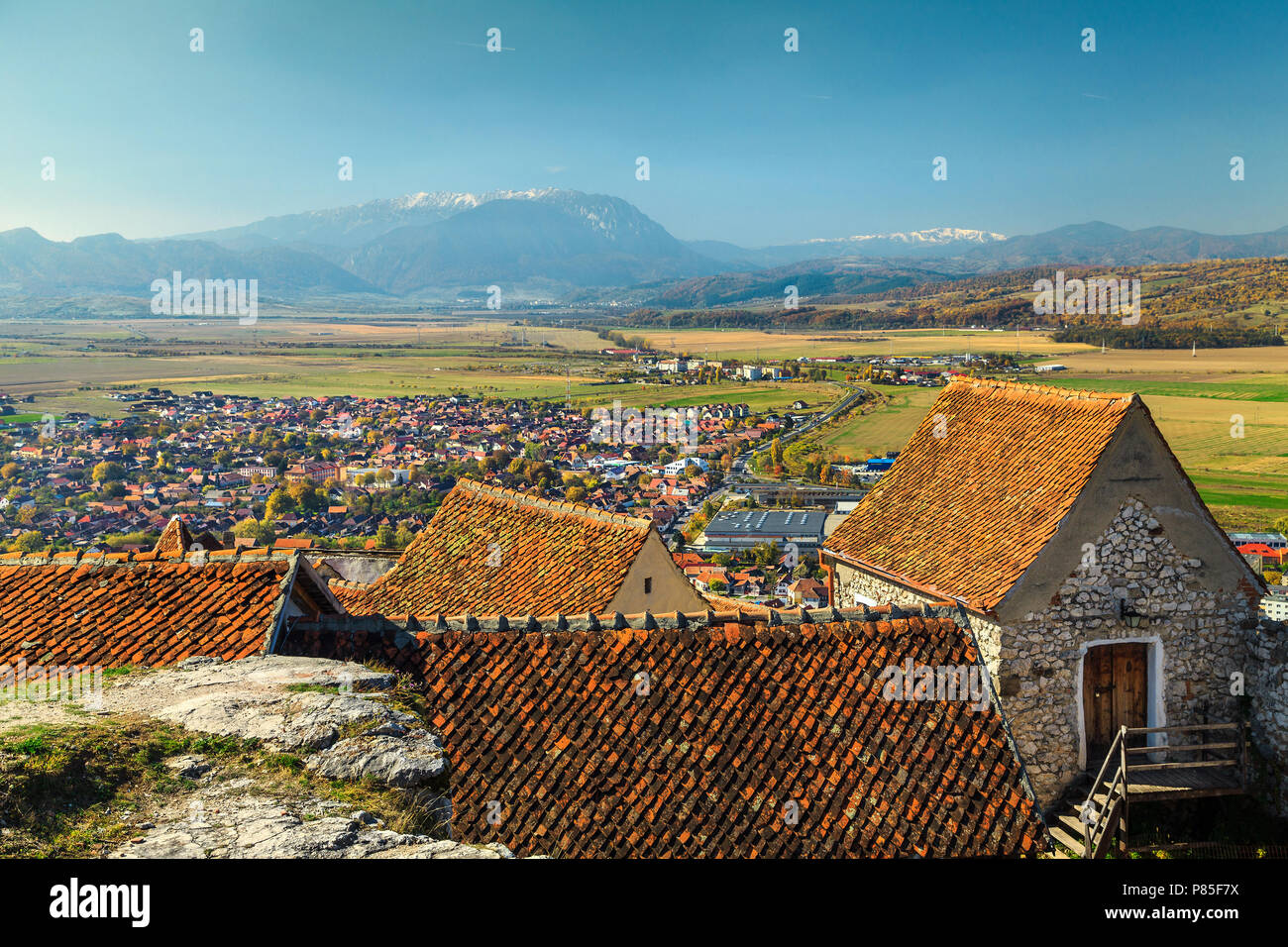 Automne étonnant paysage urbain avec de hautes montagnes en arrière-plan du château à proximité de Rasnov Brasov, Brasov, en Transylvanie, Roumanie, Europe Banque D'Images