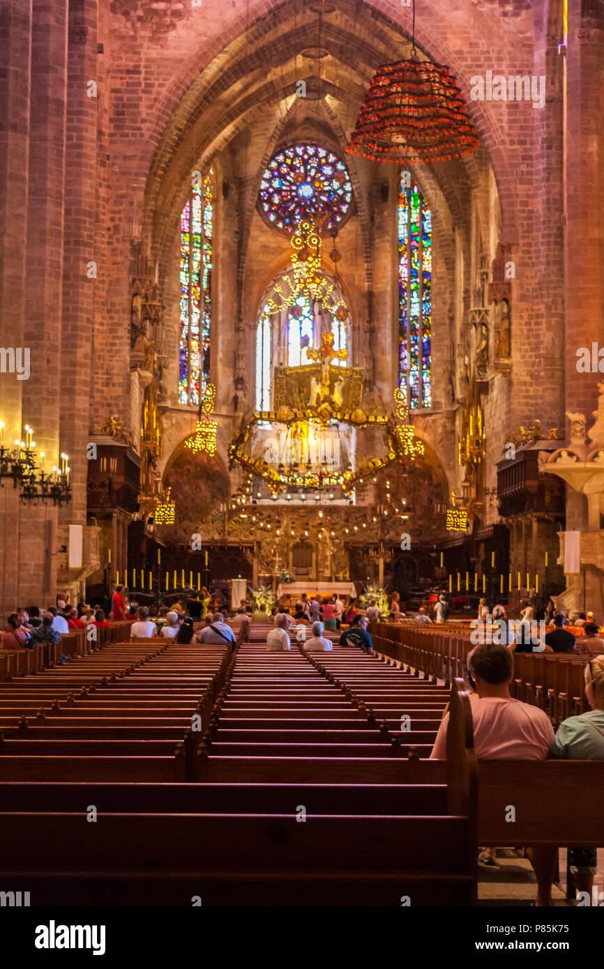 PALMA, Majorque, ESPAGNE - Juin 23, 2018 : les touristes à l'intérieur de  la cathédrale de Santa Maria de Palma, également connu sous le nom de la  Seu Photo Stock - Alamy