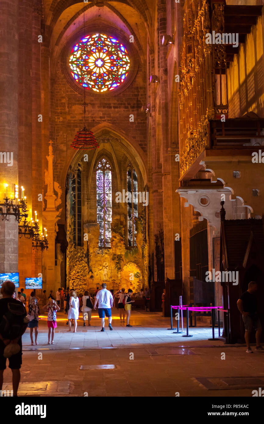 PALMA, Majorque, ESPAGNE - Juin 23, 2018 : les touristes à l'intérieur de la cathédrale de Santa Maria de Palma, également connu sous le nom de la Seu Banque D'Images