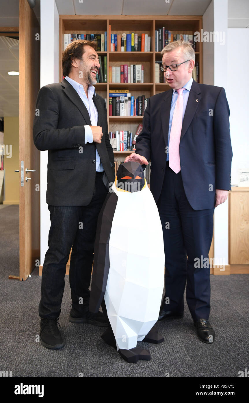 L'acteur Javier Bardem au cours d'une réunion avec le secrétaire de l'environnement Michael Gove à Westminster, Londres, pour discuter de la campagne de Greenpeace Océan Antarctique Sanctuary. Banque D'Images