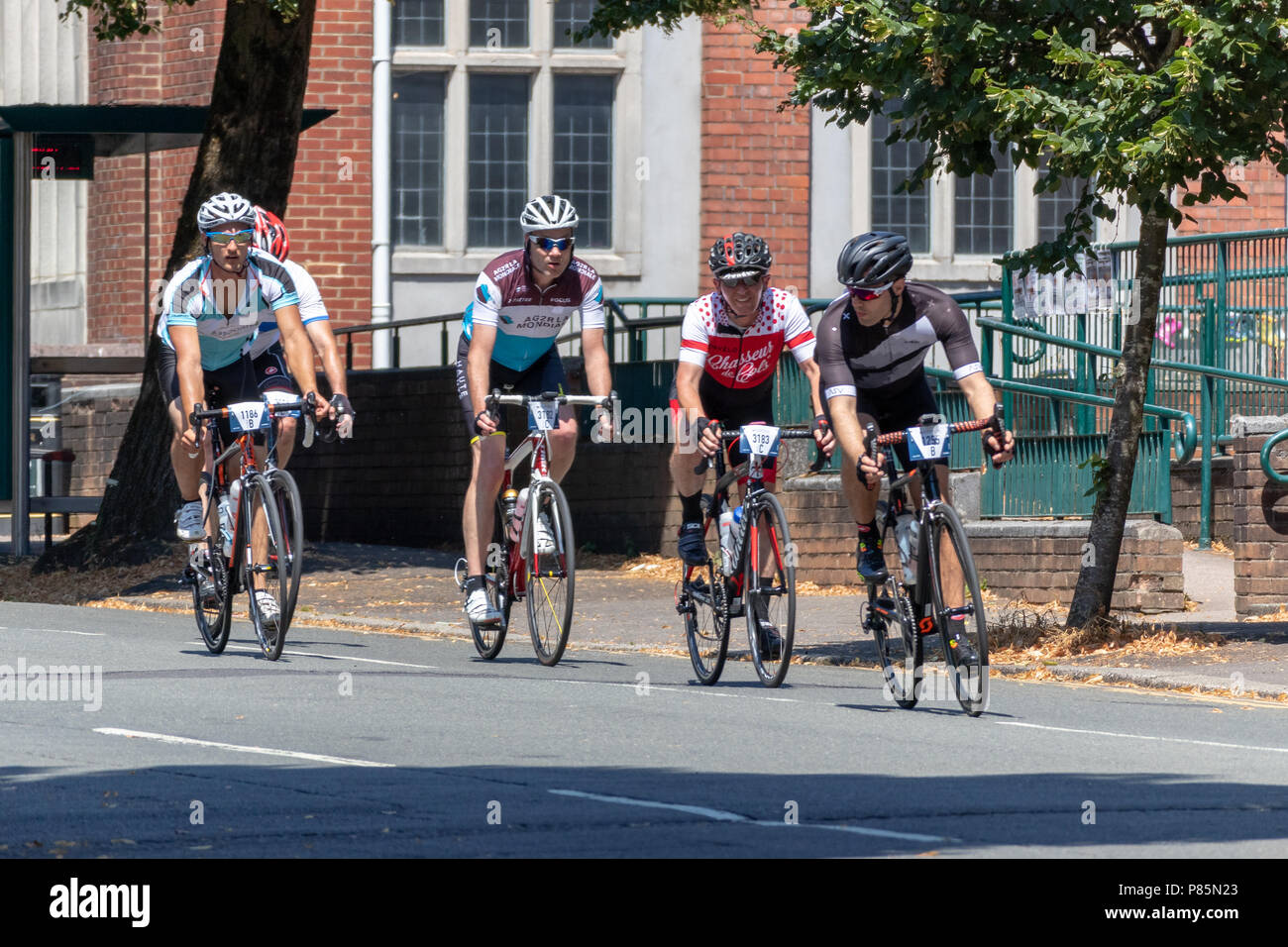 CARDIFF, WALES/UK - 8 juillet : Les cyclistes participant à l'événement cycliste Velothon à Cardiff au Pays de Galles, le 8 juillet 2018. Cinq personnes non identifiées Banque D'Images