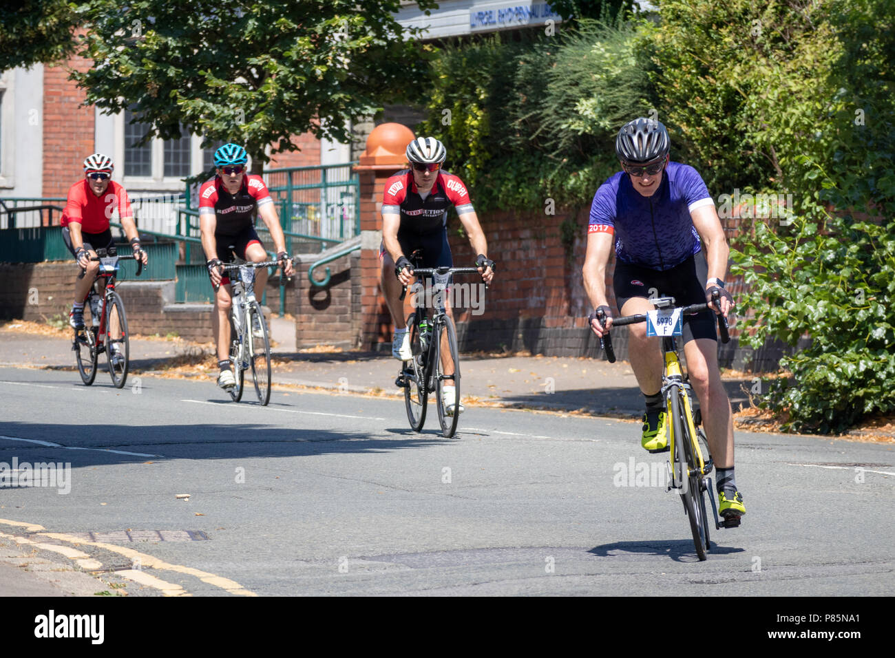 CARDIFF, WALES/UK - 8 juillet : Les cyclistes participant à l'événement cycliste Velothon à Cardiff au Pays de Galles, le 8 juillet 2018. Quatre personnes non identifiées Banque D'Images