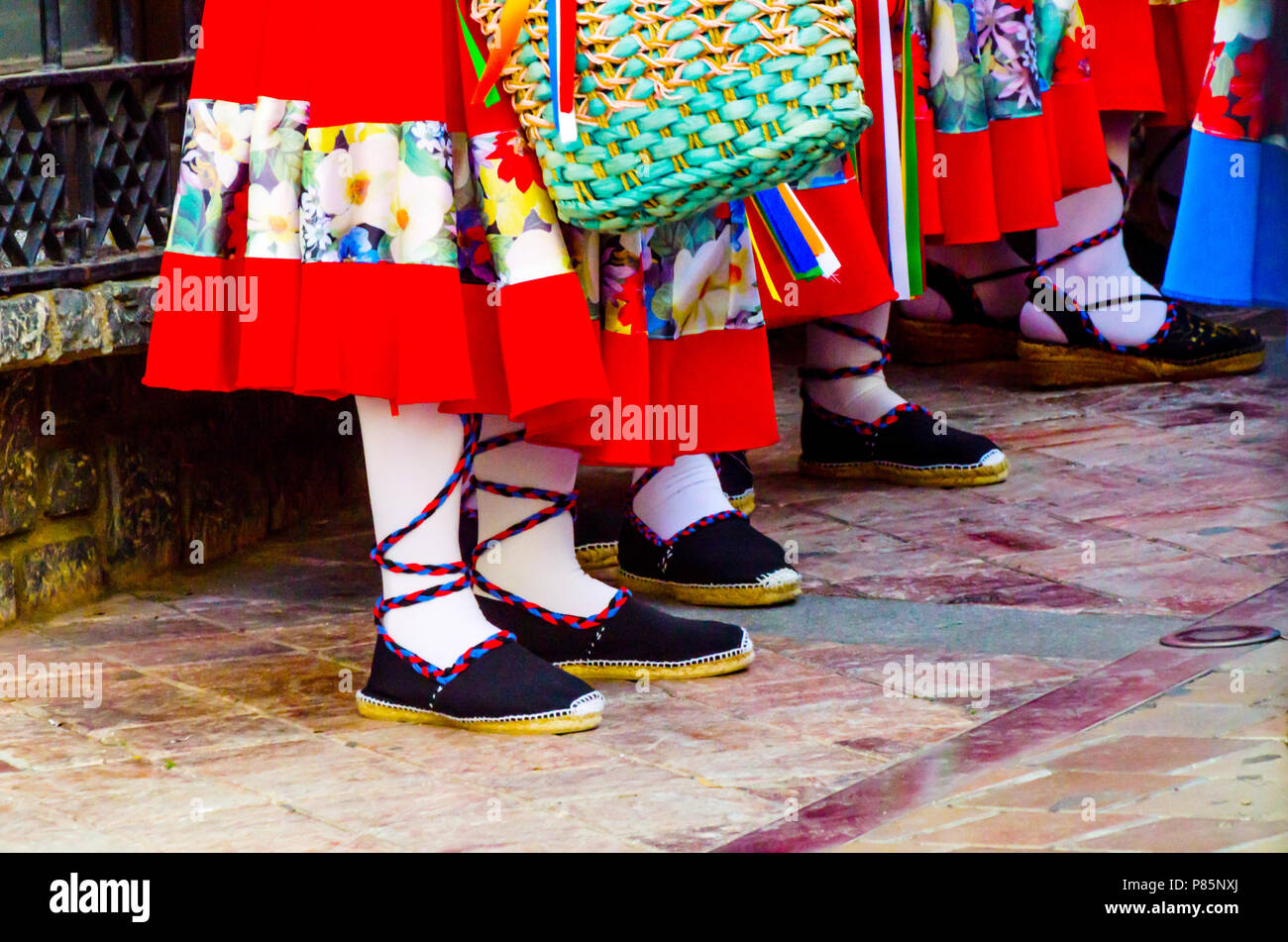 Chaussures colorées traditionnelles pour les costumes traditionnels en  Espagne, espadrilles, chaussures de danse Photo Stock - Alamy