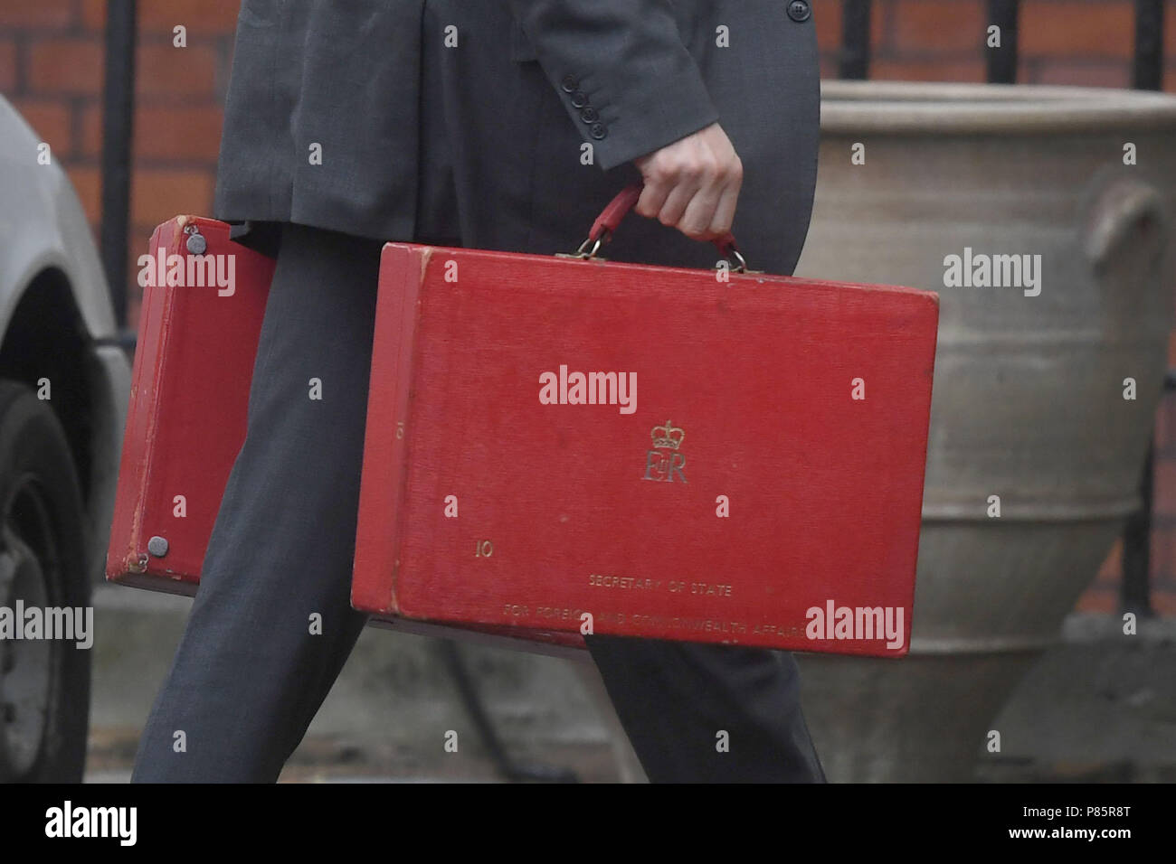 Boîtes rouges ministérielle et d'autres descriptions sont tirées de Carlton House Terrace, à Westminster, Londres, la résidence officielle du ministre des Affaires étrangères, après Boris Johnson a démissionné de son poste. Banque D'Images