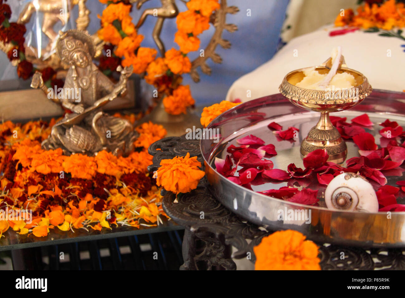 Puja hindoue. L'encens, pétales de rose, fleurs de souci, Déesse Saraswati et dieu Shiva chiffres. Indien, traditionnel, autel, religion, vacances, Navratri, still life. Banque D'Images