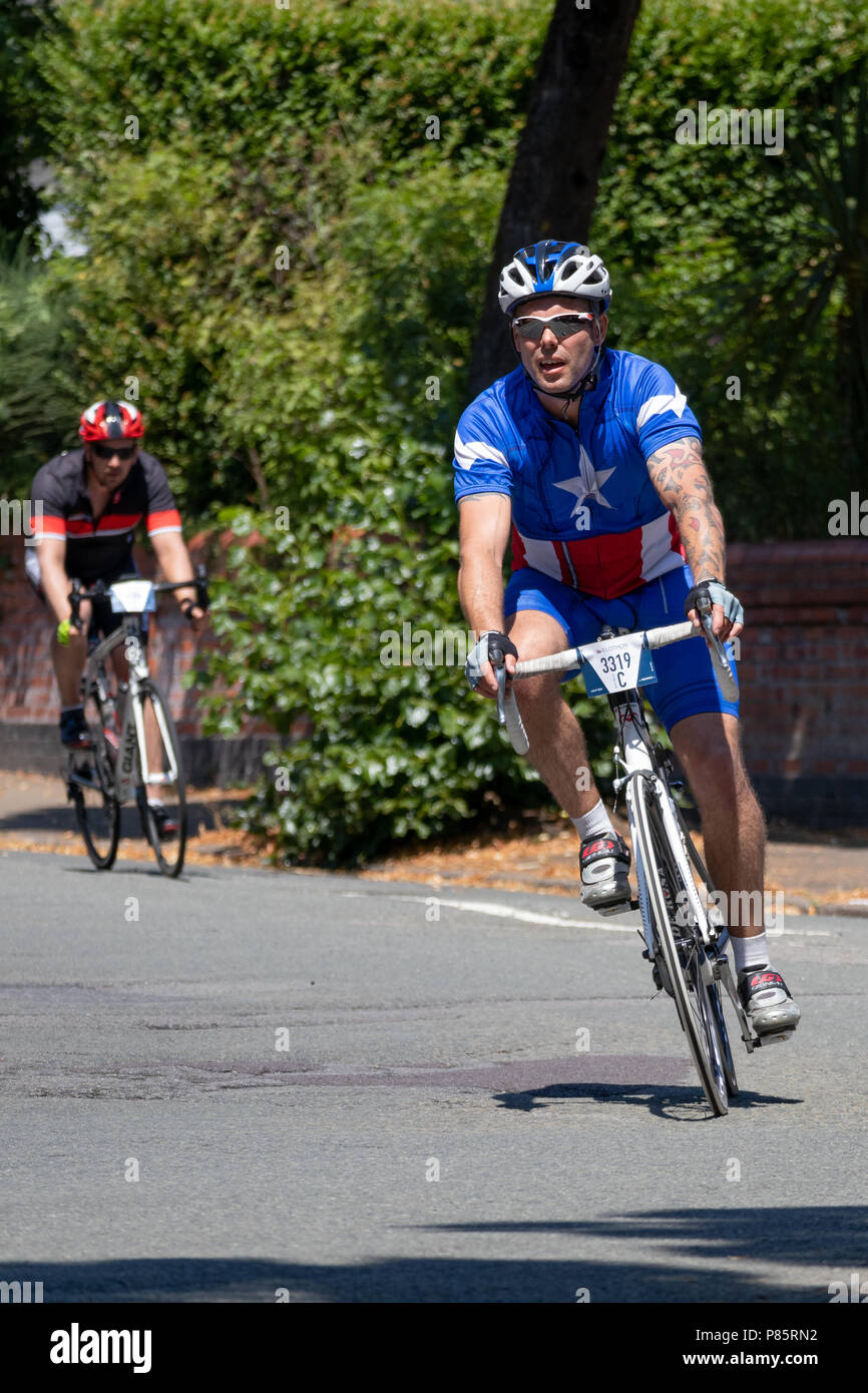 CARDIFF, WALES/UK - 8 juillet : Les cyclistes participant à l'événement cycliste Velothon à Cardiff au Pays de Galles, le 8 juillet 2018. Deux personnes non identifiées Banque D'Images