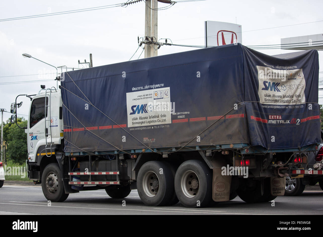 Chiang Mai, Thaïlande - 21 juin 2018 : camion conteneur de SMK Logistique transport company. Photo road no.121 à environ 8 km du centre-ville de Chiangmai, Banque D'Images