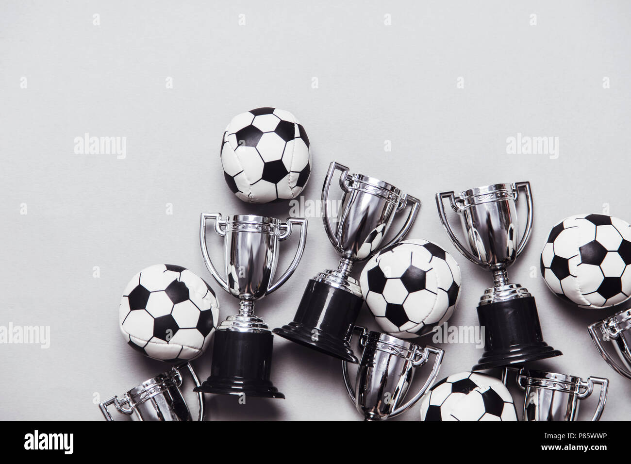 Ballon de soccer avec un trophée d'argent gagner Photo Stock - Alamy