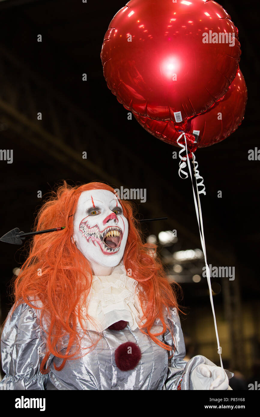 Une femme habillée en cosplayeur Pennywise le clown du roman de Stephen King et film à un événement comic con à Birmingham, Royaume-Uni Banque D'Images