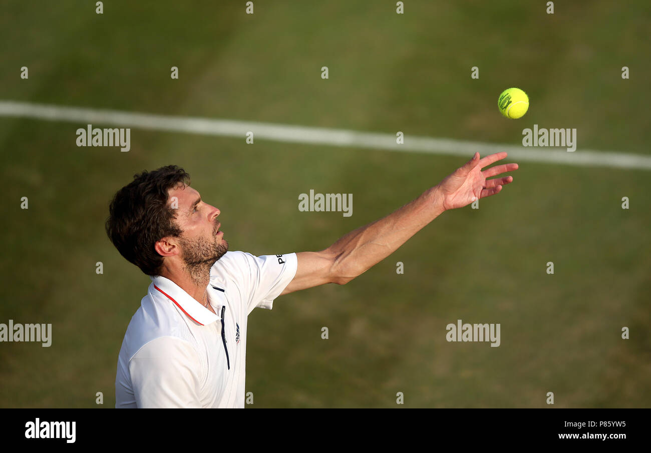 Gilles Simon sert le septième jour des championnats de Wimbledon au All England Lawn tennis and Croquet Club de Wimbledon. APPUYEZ SUR ASSOCIATION photo. Date de la photo: Lundi 9 juillet 2018. Voir PA Story TENNIS Wimbledon. Le crédit photo devrait se lire: Steven Paston/PA Wire. Banque D'Images