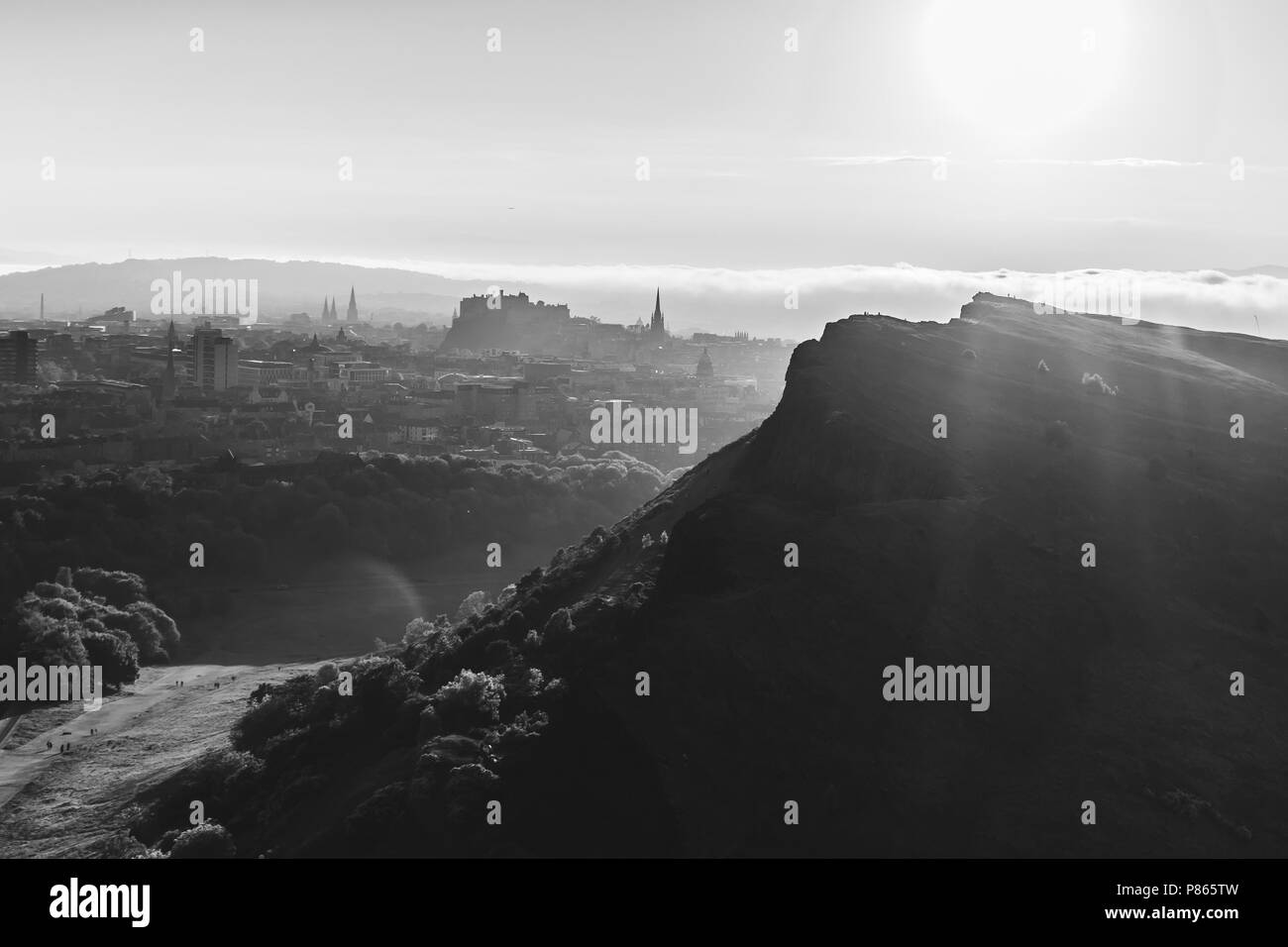 Silhouette de la Salisbury Craigs à Edimbourg, Ecosse, peu avant le coucher du soleil. Banque D'Images