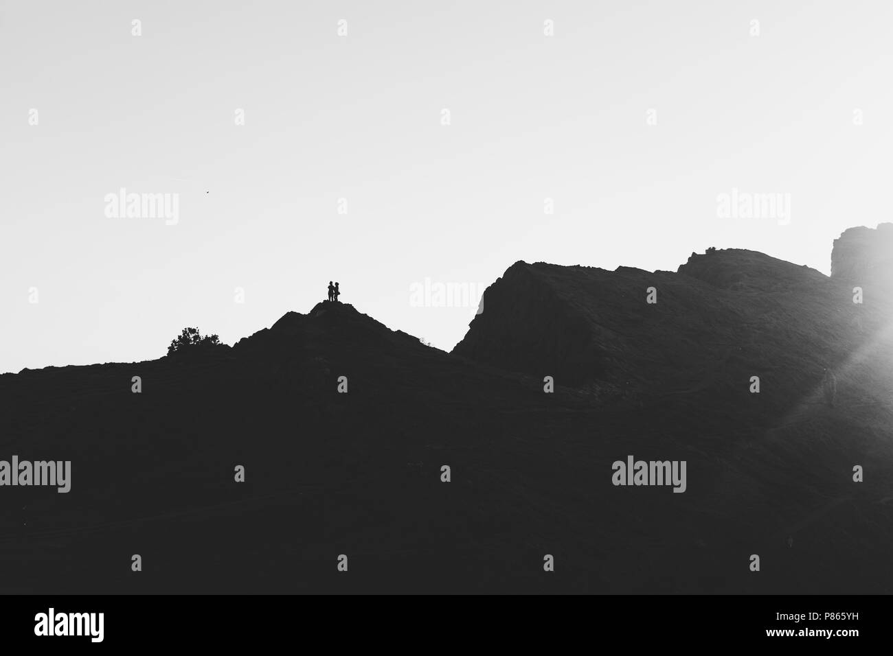 Silhouette de la Salisbury Craigs à Edimbourg, Ecosse, peu avant le coucher du soleil. Banque D'Images