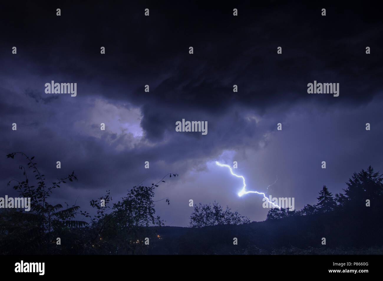 En Onweer bliksem Ardennen Ardennes sous l'orage. Banque D'Images