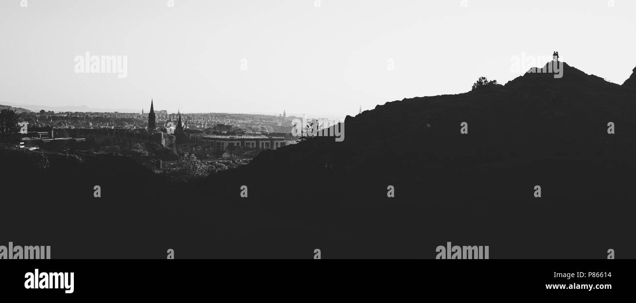 Silhouette de la Salisbury Craigs à Edimbourg, Ecosse, peu avant le coucher du soleil. Banque D'Images