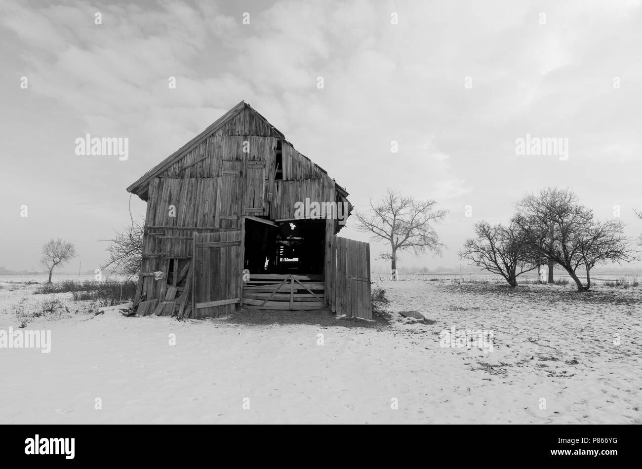 Oude schuur en hivers landschap, vieille grange en paysage d'hiver Banque D'Images