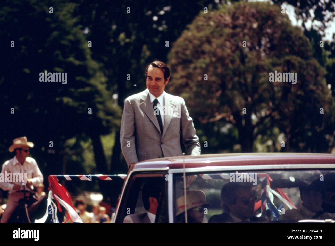 Le sénateur américain du Kansas Robert Dole, se dresse sur un lit de camion de ramassage qui est l'une des unités de la Parade à Cottonwood Falls, près de Kansas Emporia...Juin 1974 Banque D'Images