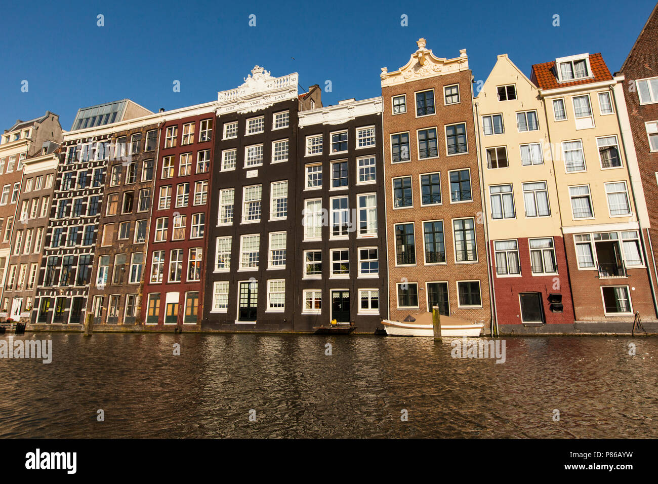 Grachtenpanden, op het Amsterdam Damrak Canal, maisons, sur le Damrak Amsterdam Banque D'Images