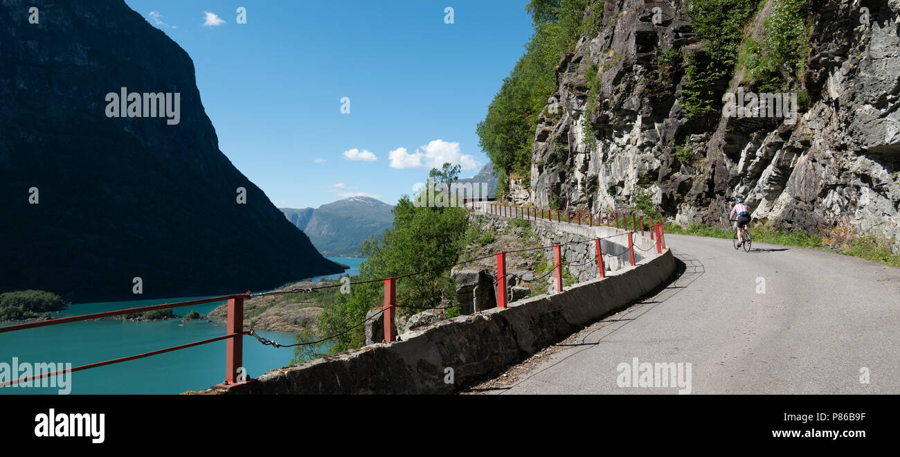 La belle route jusqu'à une vallée paisible en Norvège, Loen. Banque D'Images