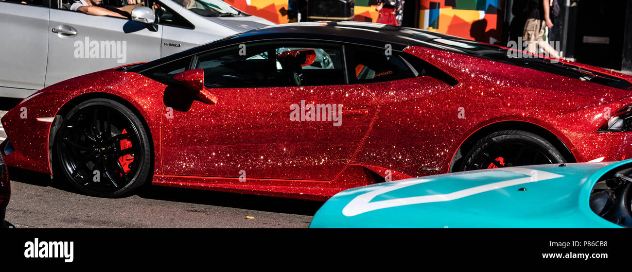 Une lamborghini rouge durs par Londres, UK centre-ville Banque D'Images