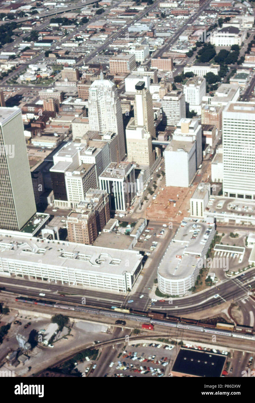 Une vue aérienne de la Lone Star comme il fait son chemin dans le centre-ville d'Oklahoma City en route de Chicago à Houston, Texas, Juin 1974 Banque D'Images