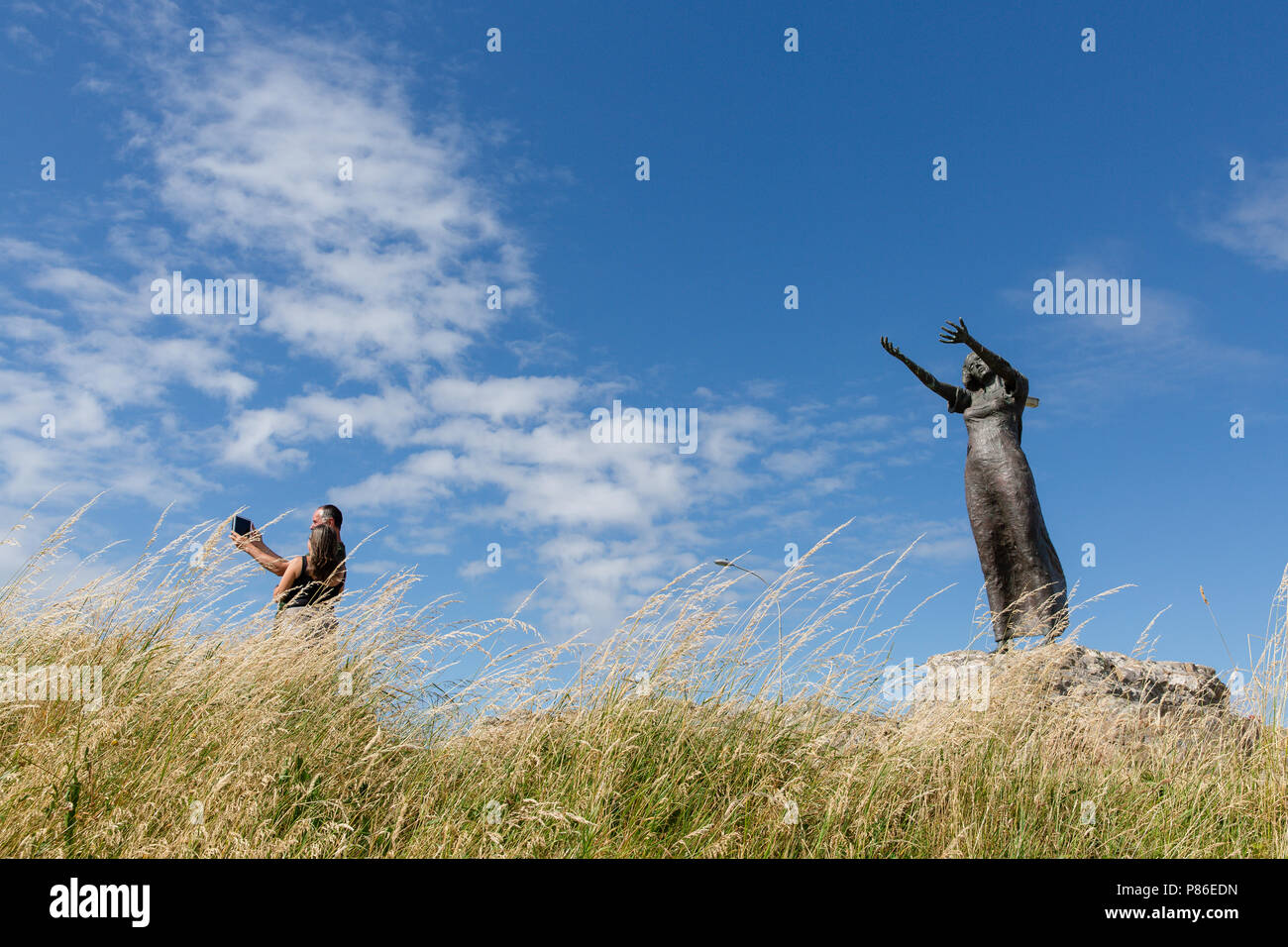 Rosses Point, Sligo, Irlande. 8 Juillet 2018 : les personnes bénéficiant du beau temps de faire les la plupart hors de l'enregistrement haute température chauffage l'Irlande ayant beaucoup de temps sur la plage ou se promener dans le beau village de Rosses Point dans le comté de Sligo en Irlande . Banque D'Images