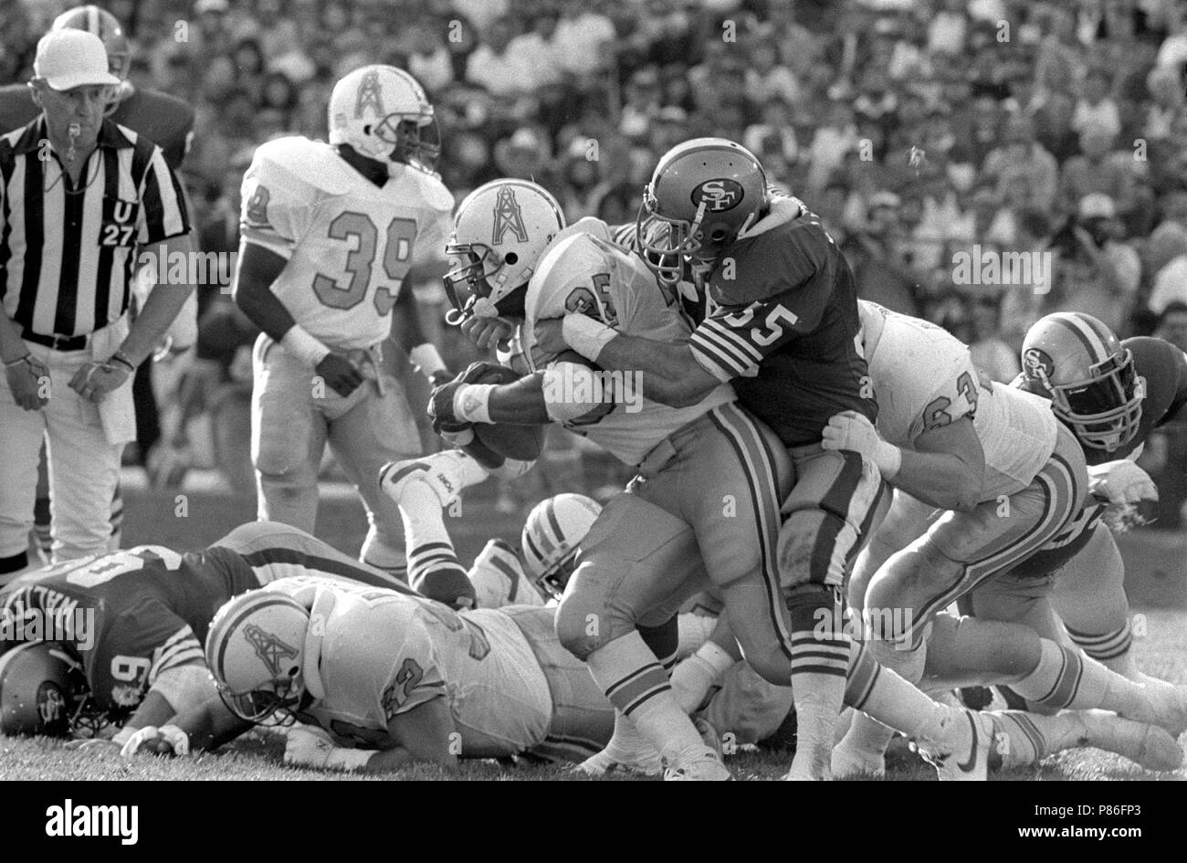 8 novembre 1987 - San Francisco, Californie, États-Unis - San Francisco 49ers vs Oilers de Houston à Candlestick Park Dimanche, Novembre 8, 1987. 49ers Oilers battre 27-20. Les Oilers de Houston d'utiliser de nouveau Eric Cobble (35) est abordé par San Francisco Linebacker Jim Fahnhorst (crédit Image : © Al Golub via Zuma sur le fil) Banque D'Images