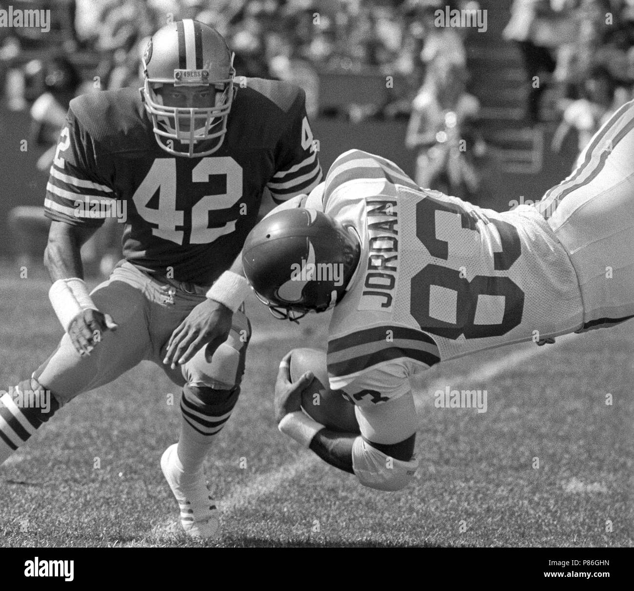 12 octobre 1986 - San Francisco, Californie, États-Unis - San Francisco 49ers vs Minnesota Vikings à Candlestick Park Dimanche 12 octobre 1986. Vikings Beat 49ers 27-24. San Francisco 49ers arrière défensif Ronnie Lott (42) et du Minnesota Vikings tight end Steve Jordan (crédit Image : © Al Golub via Zuma sur le fil) Banque D'Images