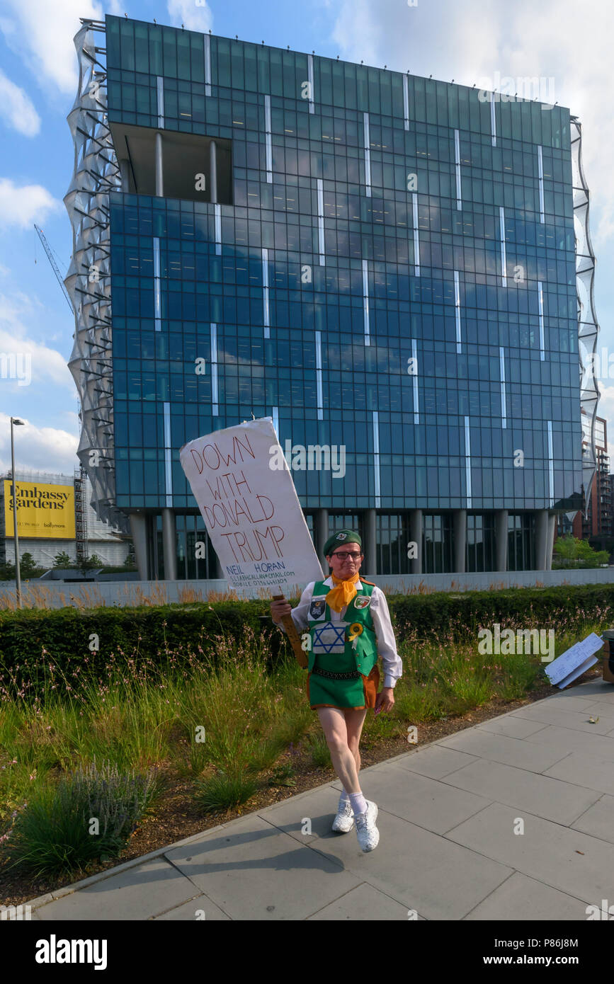 Londres, Royaume-Uni. 9e juillet 2018. Pour une fois que la danse ancien prêtre Neil Horan est sur le message à cette manifestation avec une pancarte 'bas avec Donald Trump' à la première protestation dans une semaine d'action contre la visite du Président de l'emporter sur l'extérieur de l'ambassade des États-Unis à neuf Elms hébergé par élan Wandsworth. Orateurs nous a rappelé qu'en plus de tous ses autres défauts, Trump a décrit Wandsworth où la nouvelle ambassade est comme "mauvais" et "horrible". Wandsworth a une longue et fière tradition radicale, et l'ambassade site a été le siège d'un des des suffragettes, Charlotte Despard. Deux conseillers du travail ont été parmi t Banque D'Images