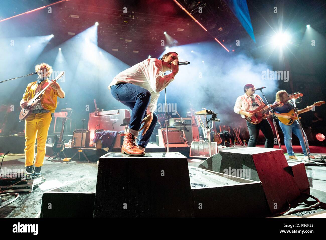 Milwaukee, Wisconsin, États-Unis. 8 juillet, 2018. RICHARD REED PARRY, WIN BUTLER, William Butler et TIM KINGSBURY de Arcade Fire lors Summerfest Music Festival à Henry Maier Festival Park à Milwaukee, Wisconsin Crédit : Daniel DeSlover/ZUMA/Alamy Fil Live News Banque D'Images