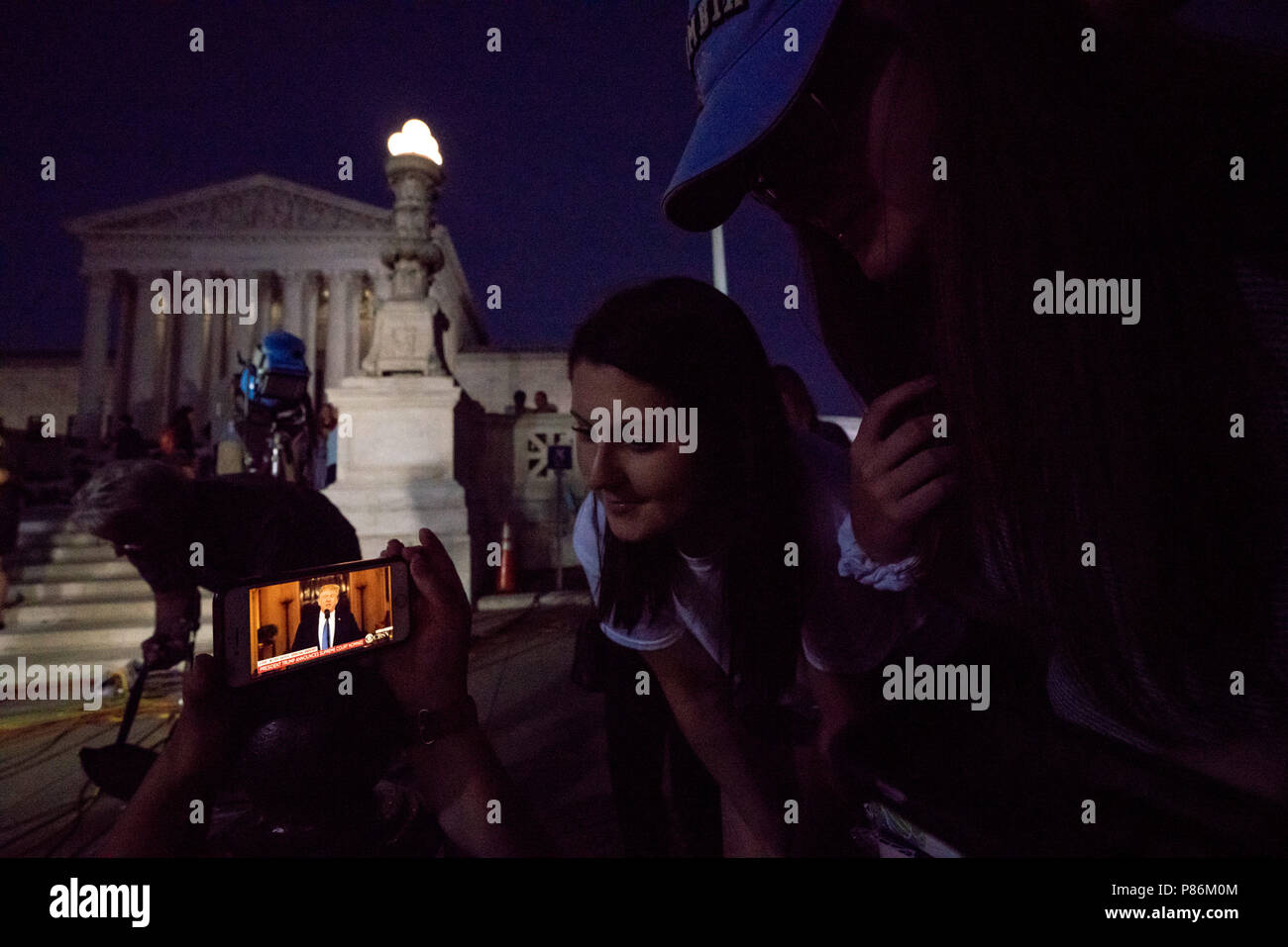 Washington, DC, USA. 09 juillet 2018. Un groupe de l'Iowa se réunit autour de l'iPhone pour regarder leurs amis Trump Président nommer juge fédéral Brett Kavanaugh pour réussir à la Cour Suprême de Justice retraite Anthony Kennedy, le 9 juillet 2018. Credit : Ken Cedeno/ZUMA/Alamy Fil Live News Banque D'Images