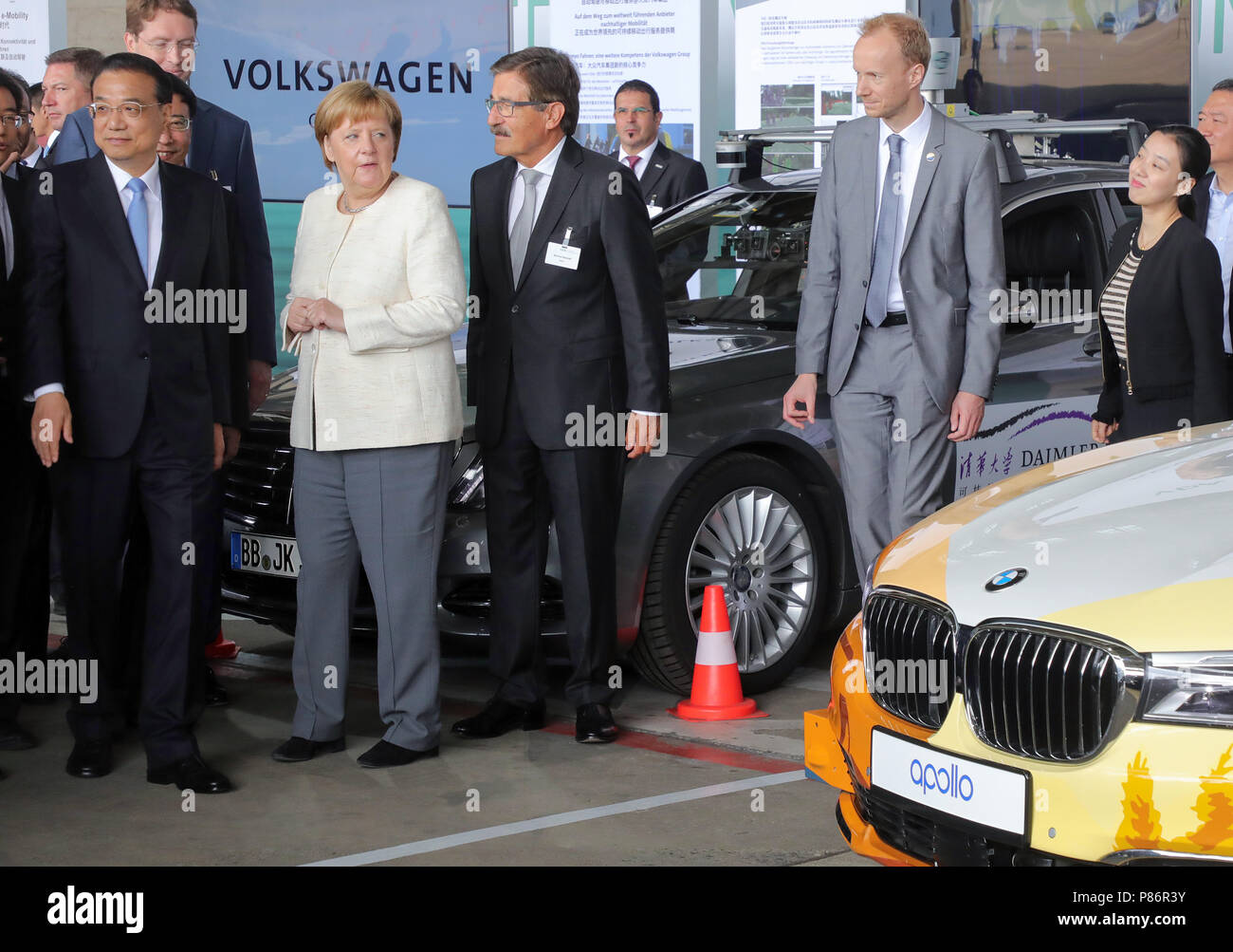 Berlin, Allemagne. 10 juillet, 2018. Li Keqiang (L-R), Premier Ministre de la République populaire de Chine, la chancelière allemande, Angela Merkel, de l'Union chrétienne-démocrate (CDU) et Manfred Bischoff, président du conseil de surveillance de Daimler AG, s'informer de la conduite autonome sur l'ancien aéroport de Tempelhof durant une présentation. La visite a lieu dans le cadre de la 5ème consultations gouvernementales sino-allemande. Credit : Wolfgang Kumm/dpa/Alamy Live News Banque D'Images